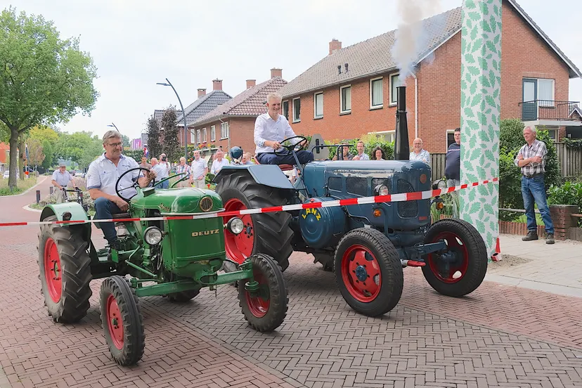 wethouder erik volmerink en voorzitter tonny busscher openen op ludieke wijze de herinrichting fleringen