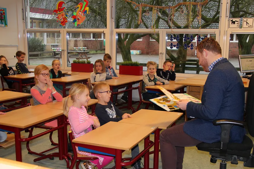 wethouder roy de witte leest kinderen voor uit ssst de tijger slaapt