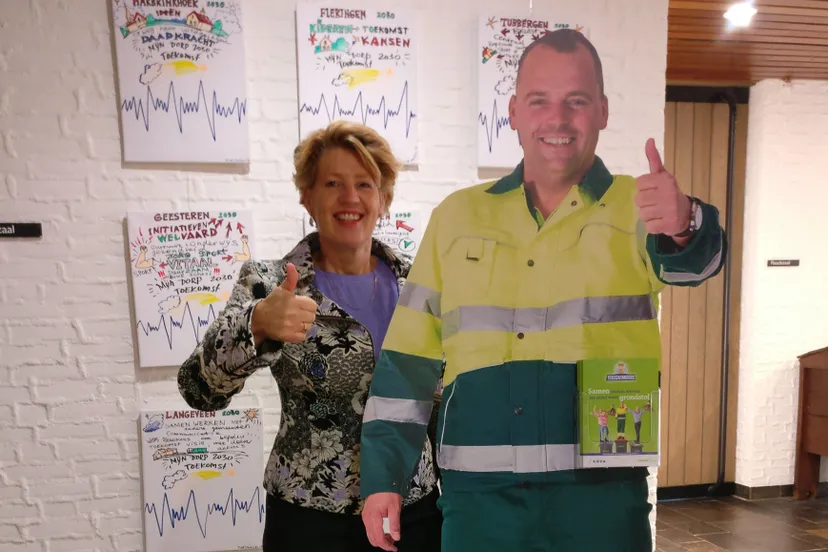 wethouder ursula bekhuis naast reclamedisplay terugwinnaars e1574675914568