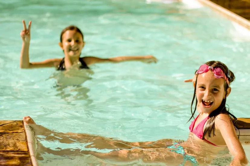 zwemmende kinderen