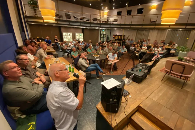 20240905 hennie schroder microfoon legt standpunt uit bij jagers