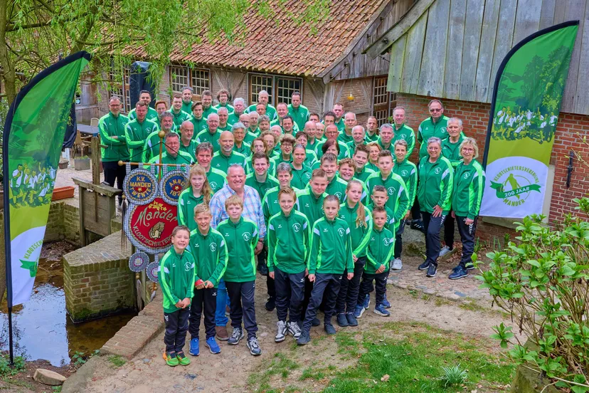 Foto 1. Leden KV Mander in nieuw clubtenue