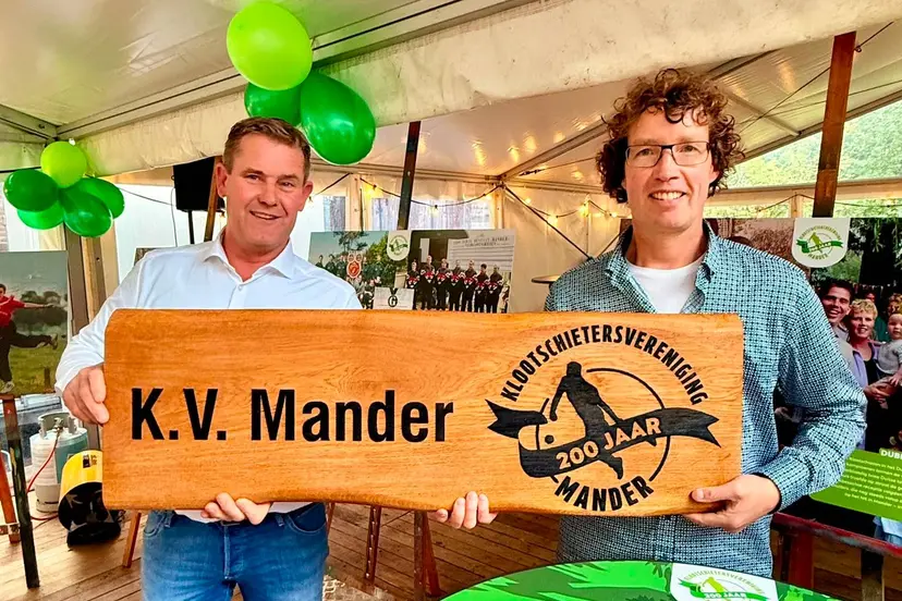 Voorzitter Paul Bels en bestuurslid Raymond Lenferink KV Mander