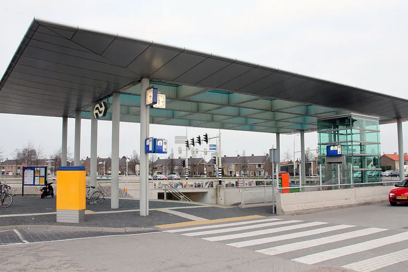 1280px station uitgeest voorplein