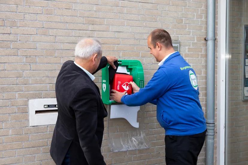 15 10 2019 gem uitgeest onthulling aed lr 0427