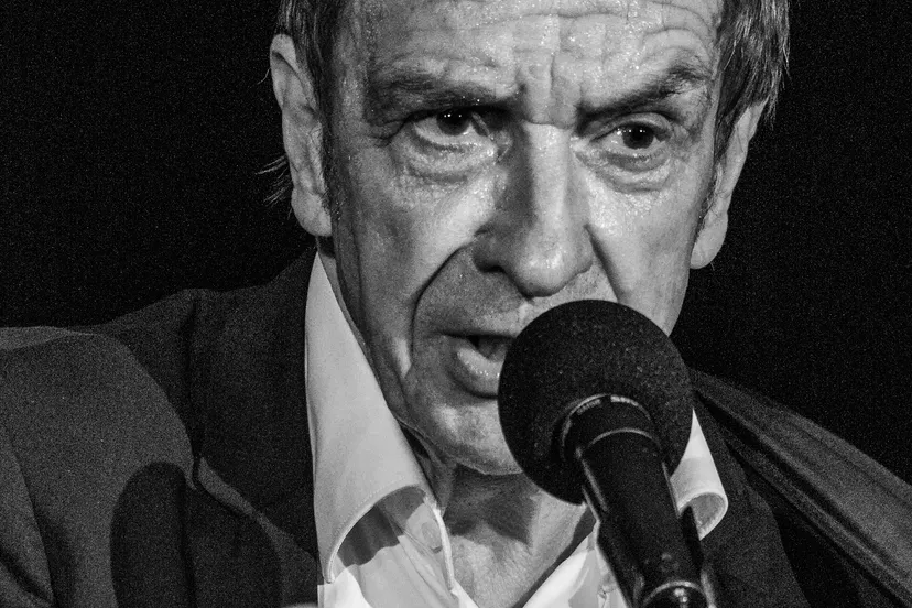 191130alex roeka rauwe genade mark sluiters staand