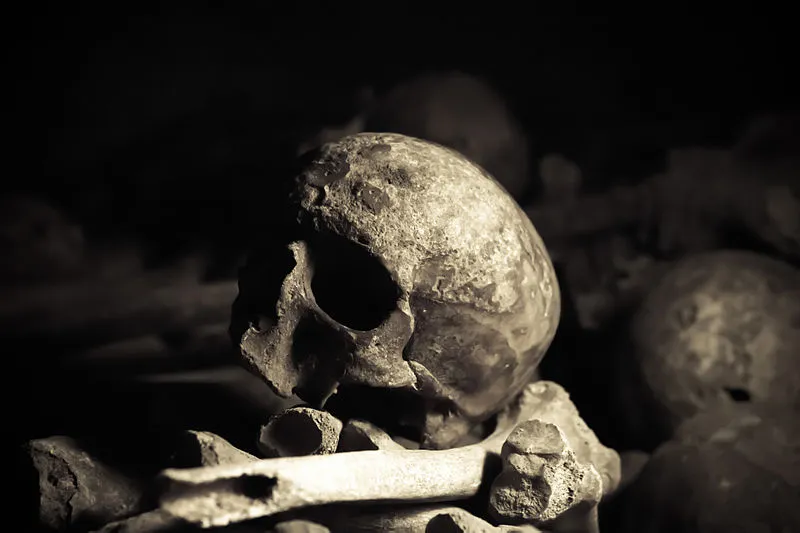 800px catacombs of paris december 27 2010