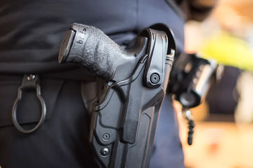 dienstwapen in holster agent