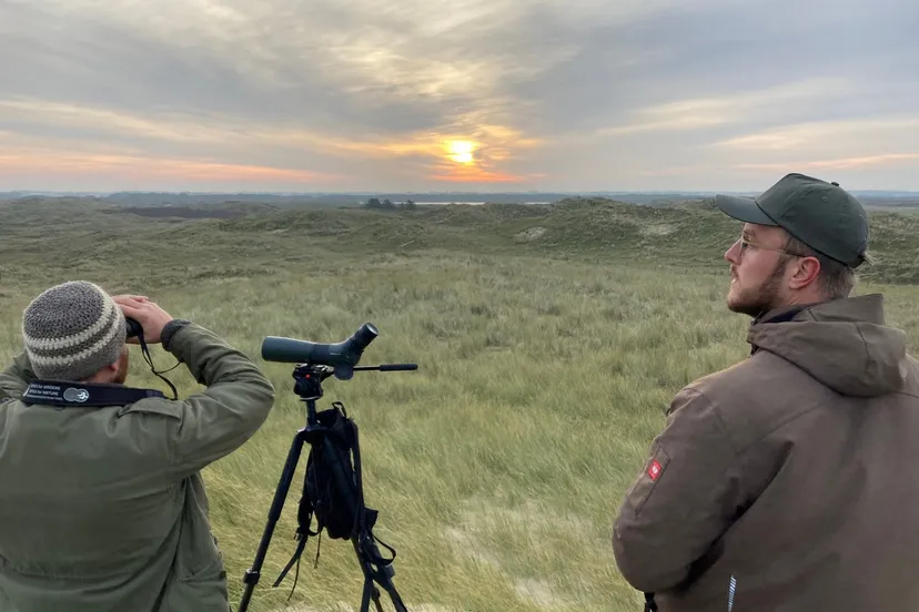 joris en jakob met verrekijker en telescoop
