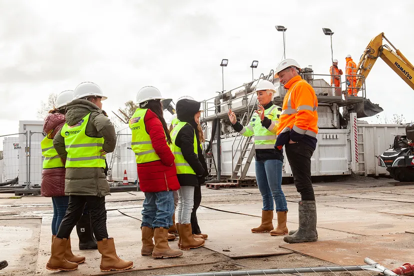 kijken op de bouwplaats hoe de elektriciteitskabels worden aangelegd footgraag jorrit t hoen
