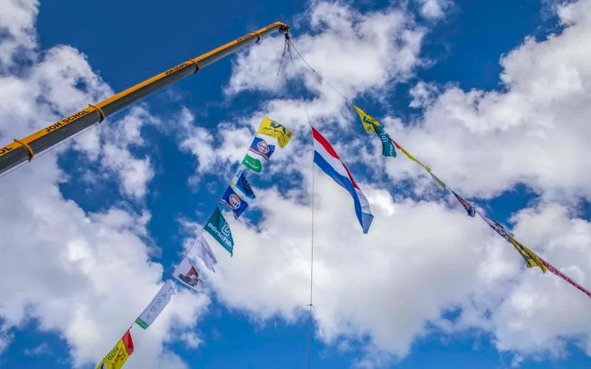 lucht en vlaggetjes 915x518