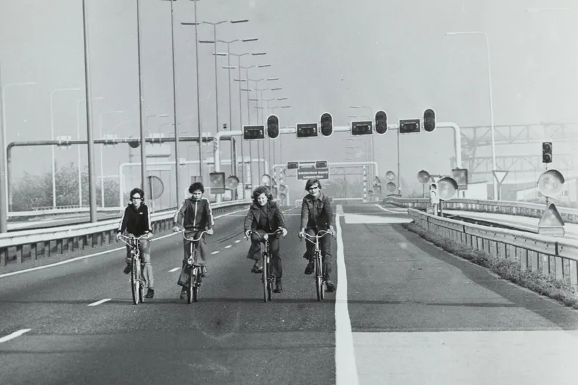 verkeer fietsers buiten de stad autoloze zondag bestanddeelnr 127 0254 nationaal archief