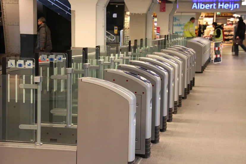 1024px ov chipkaart amsterdam centraal1