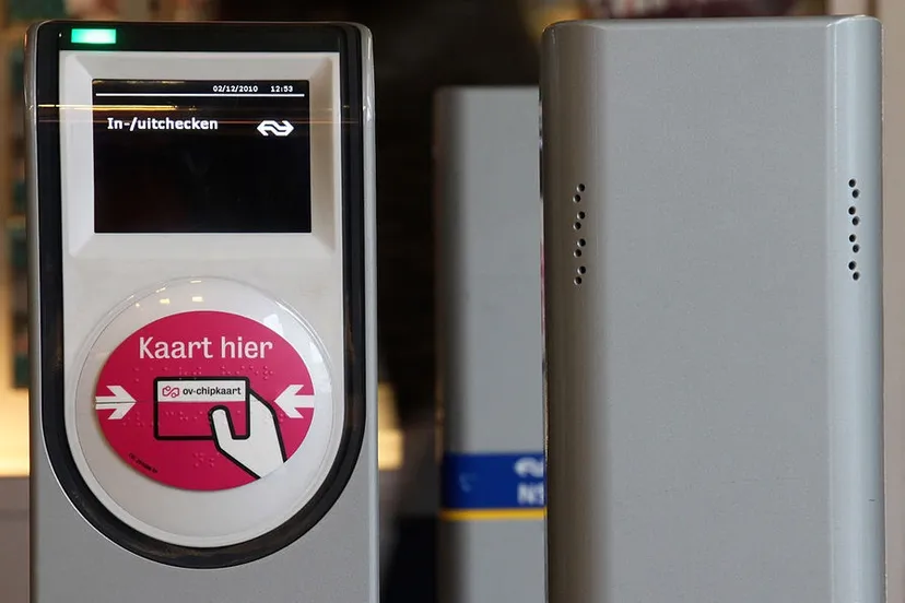 1024px ov chipkaart station utrecht centraal 1