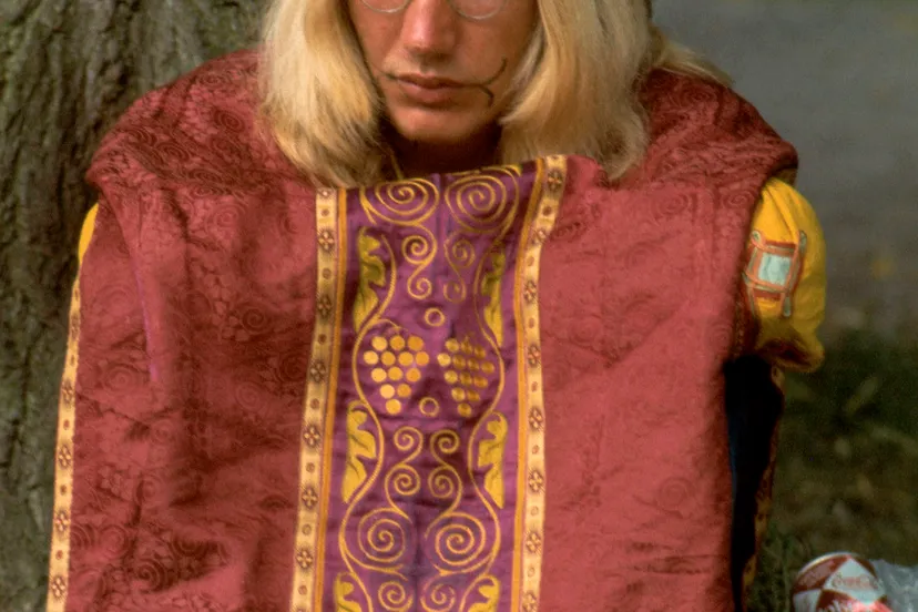 12 jongen in liturgisch gewaad foto pim westerweel