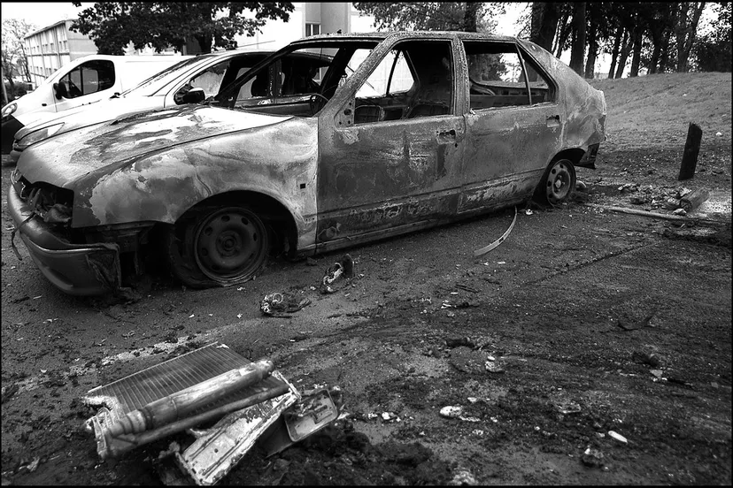 1280px scorched car in paris suburb november 2005