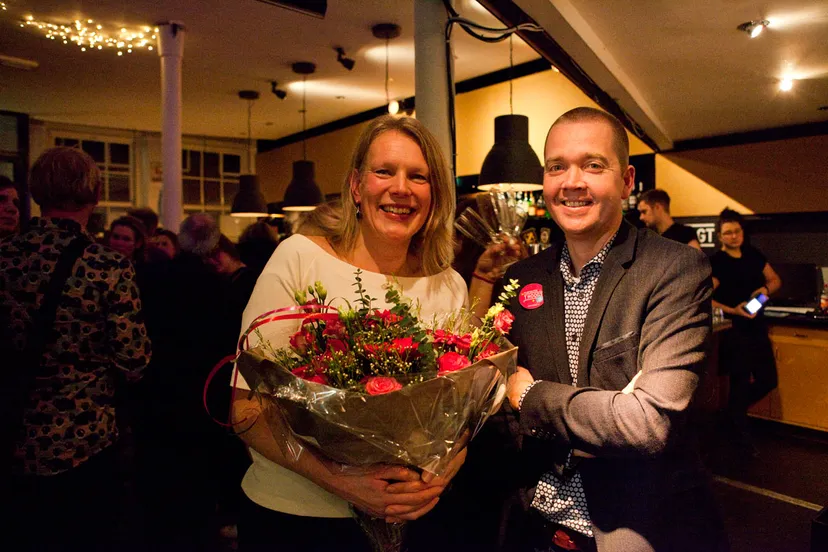 1516022091 directeur filmtheater t hoogt rianne brouwers en directeur k f hein fonds quinten peelen vieren de nieuwe samenwerking fotograaf aafke bouwman