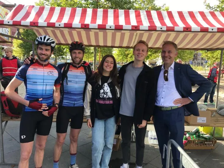 2 deelnemers climate classic juul en marijn van de klimaatband en gedeputeerde huib van essen