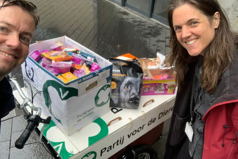 20210929 maarten en anne met de pvdd bakfiets voor actie dierenvoedselbank dierendag