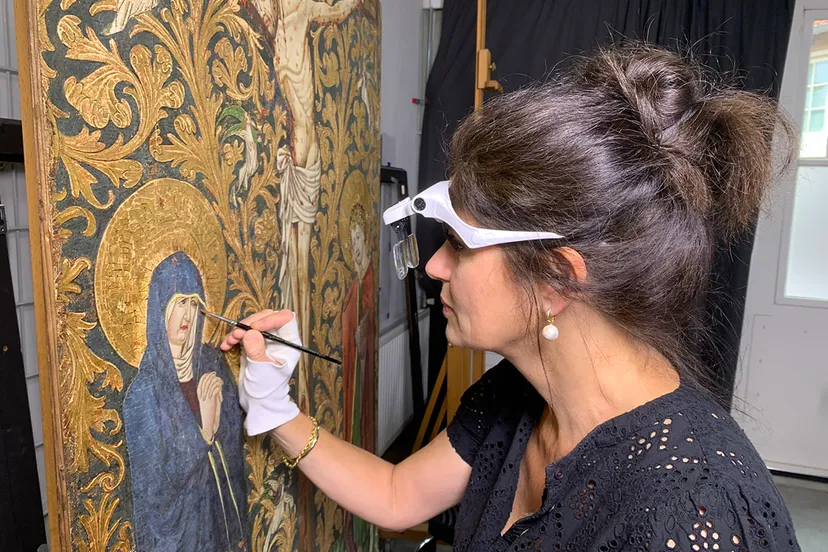 4 caroline van der elst restaureert meester van de bewening van christus te lindau de kruisiging ca 1425 utrecht museum catharijneconvent