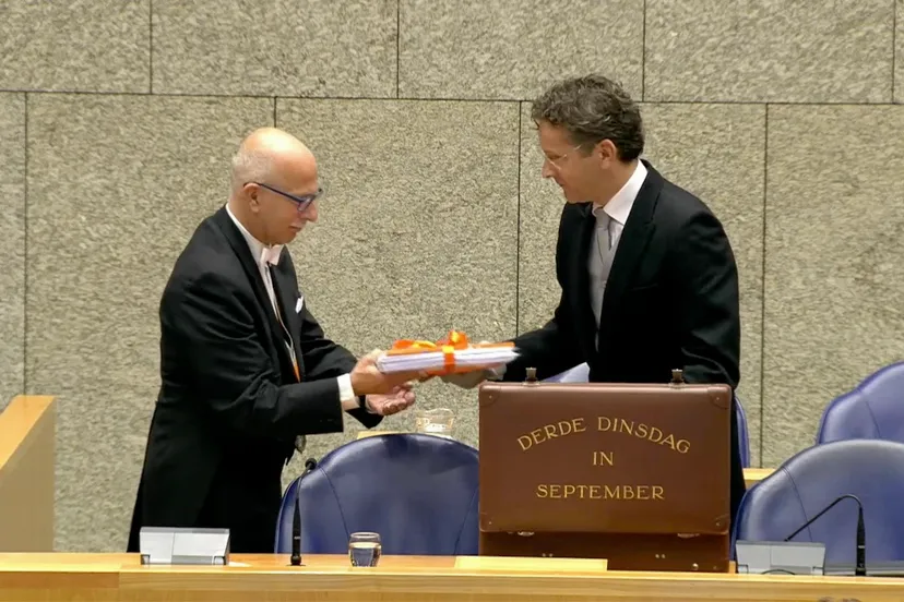 aanbieding koffertje tweede kamer prinsjesdag 2015 03