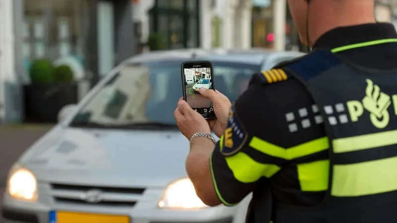 agent fotografeert kenteken auto met meos app