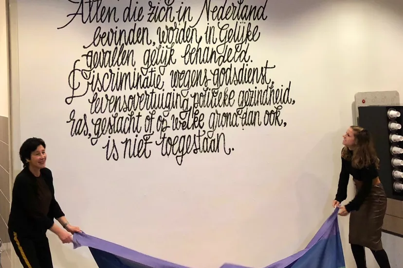 artikel 1 foto onthulling 2 karin boelhouwer en ayla schneiders