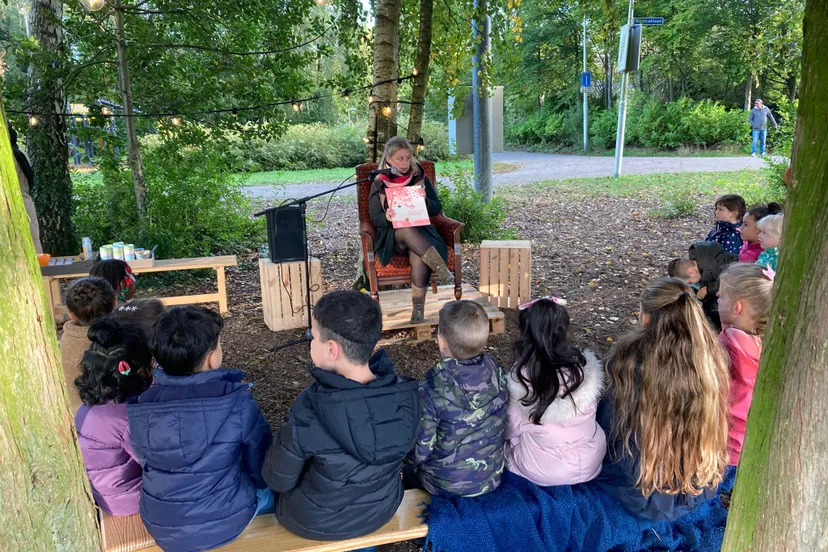 buiten voorlezen de klimroos