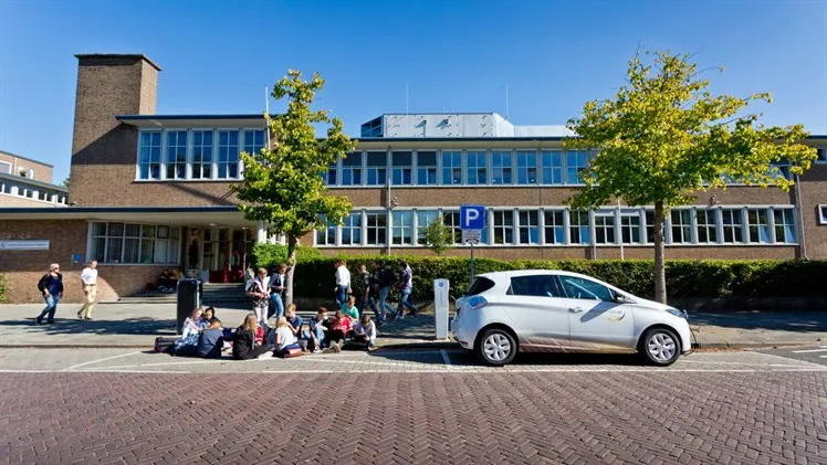 elektrische auto in laadpaal voor school in utrechtse wijk lombok