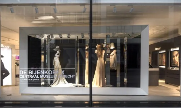 etalage bijenkorf taminiau