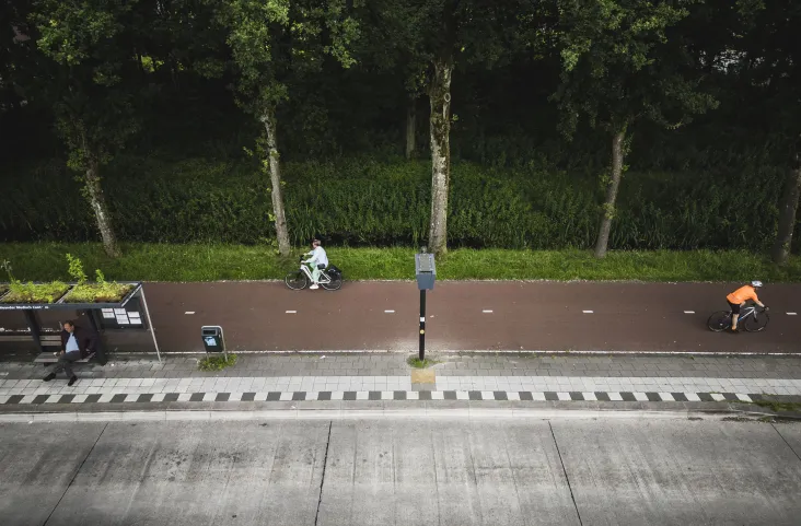 fietsers op doorfietsroute f199 in amersfoort