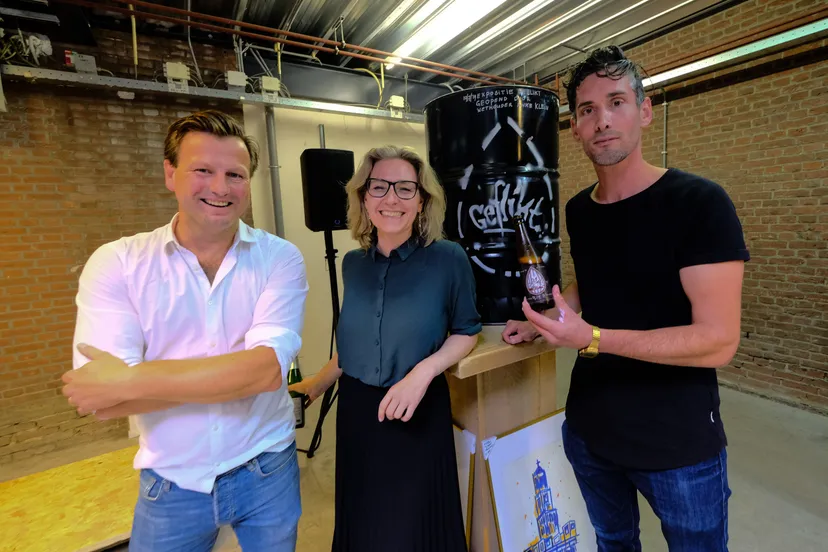 foto bij persbericht wethouder anke klein temidden van thijs bakx van de lik en kunstenaar l tuziasm tijdens opening expositie geflikt in de lik foto door franklin plein