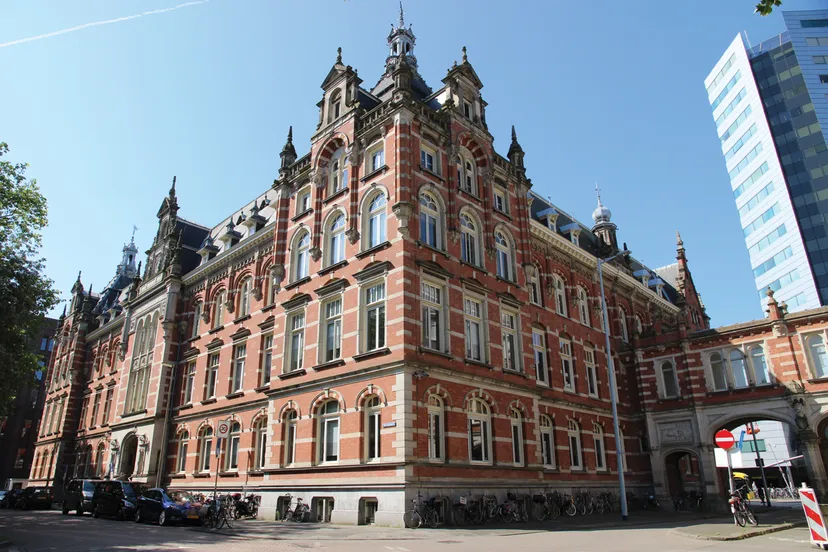 gebouw tulpenburgh vroeger hgb ii bouwjaar 1894 in neorenaissancestijl met op de achtergrond hgb iv 96dpi 1