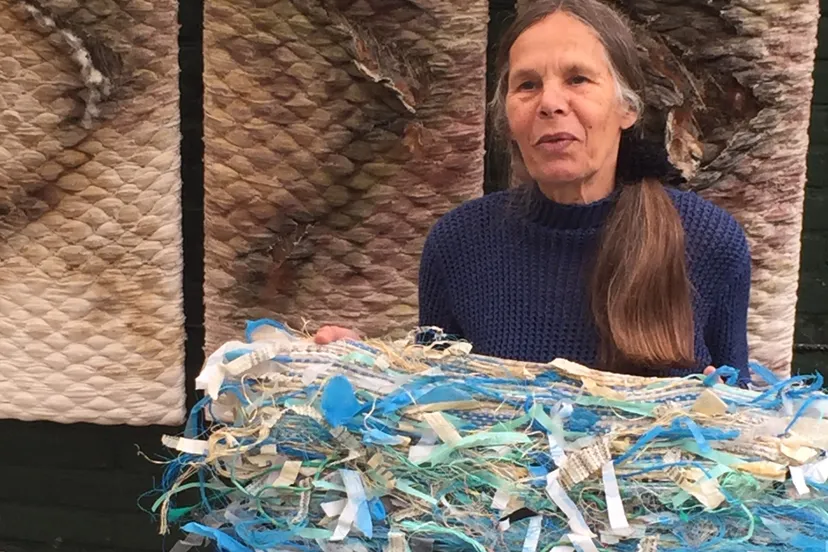 greetje majoor met werk strandafval door elganan jelsma