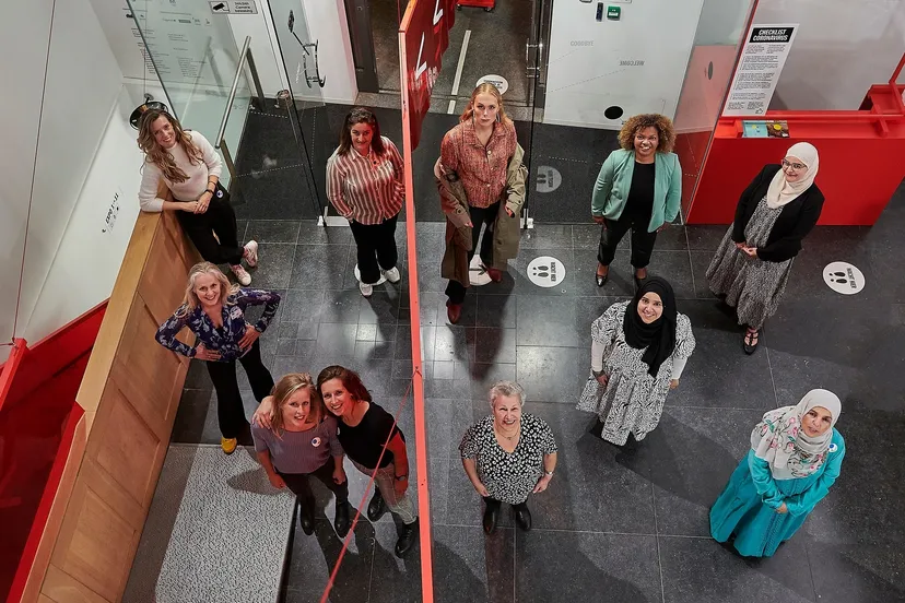 groepsfoto vrouwen die muren afbreken 110920 foto centraal museum utrecht jan kees steenman