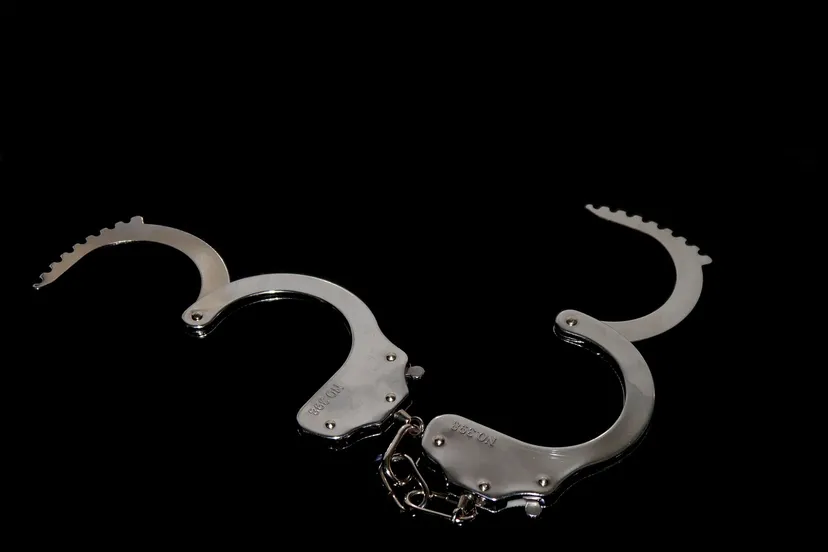 handcuffs 1078870 1280