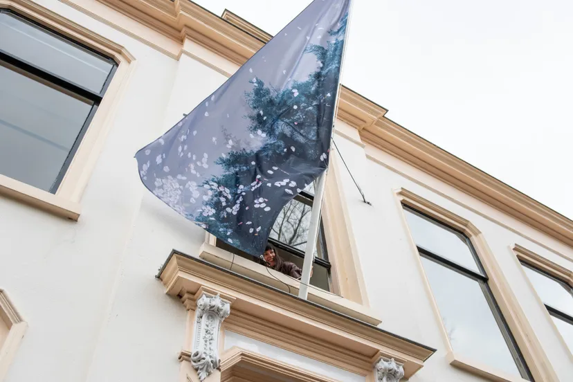 heidi de gier bevestigt de vlag aan de mast foto anna van kooij