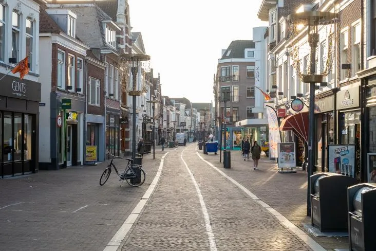 lege winkelstraat tijdens lockdown