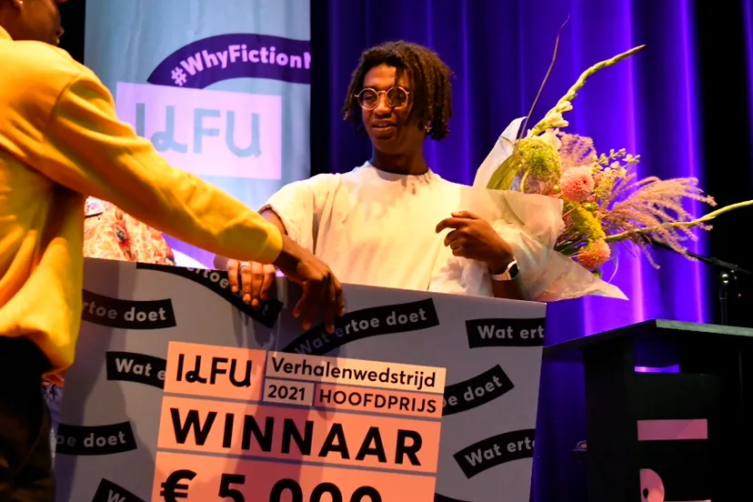 lemuel de graav reikt prijs uit aan mahat arab c maarten mooijman1897 kopie