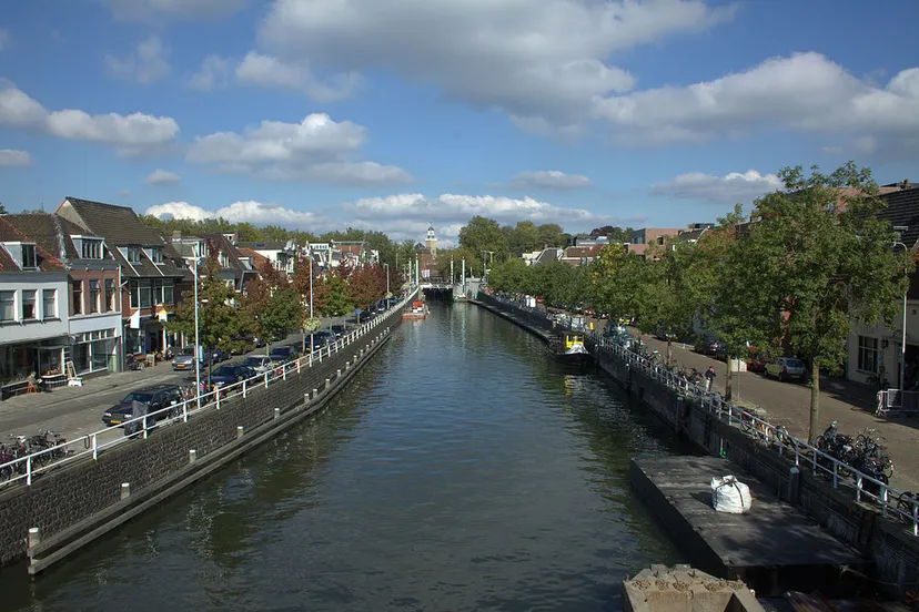 links de westerkade en rechts de oosterkade in de stad utrecht