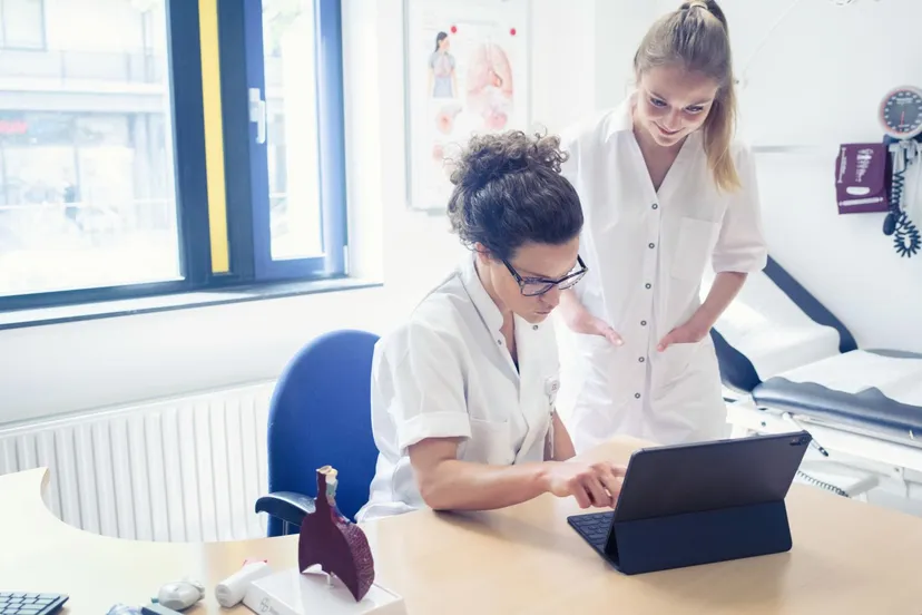 longverpleegkundigen volgen patienten thuis