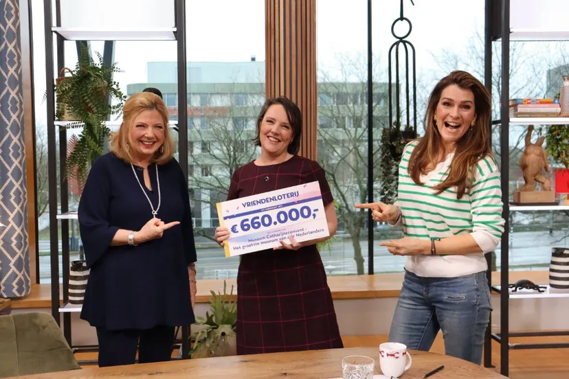 marieke van schijndel van museum catharijneconvent ontvangt cheque in koffietijd