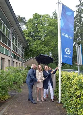 mirjam van velthuizen umc en marjolein de jong amz hijsen de umc vlag in bilthoven 1