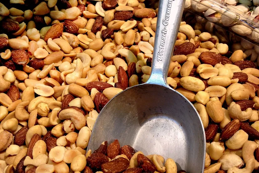 nuts 643393 1280