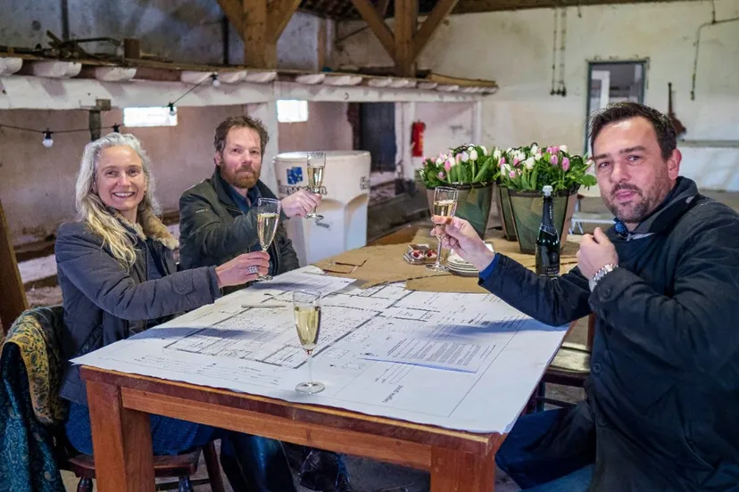 ondertekening bierbrouwerij vlnr danielle van elk menno van piggelen thom van de pol fotograaf gerband langenberg1