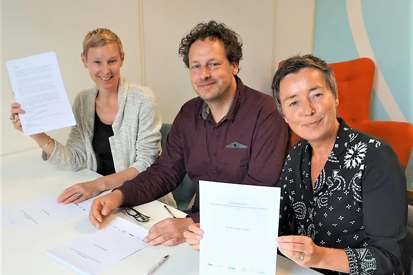 ondertekening visiedocument samen naar voren