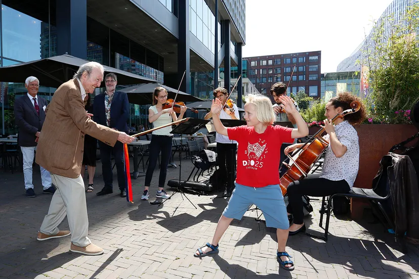 opening nska strijkkwartetfestival stefan metz reikt strijkstok uit aan nino 9jaar