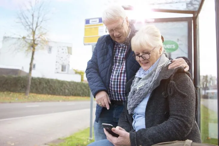 ouderen bij bushalte