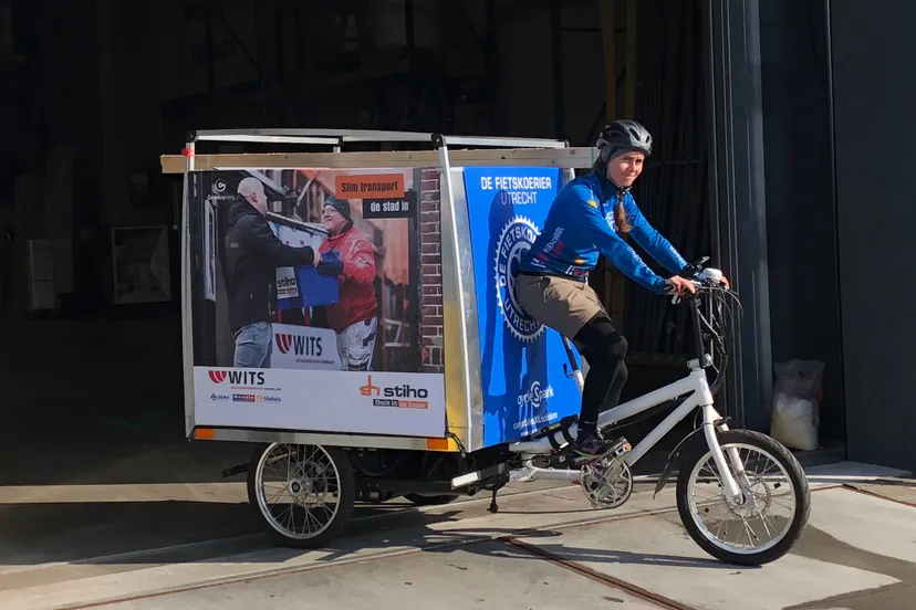 persfoto fietskoerier jolijn klaar de voor eerste rit 2