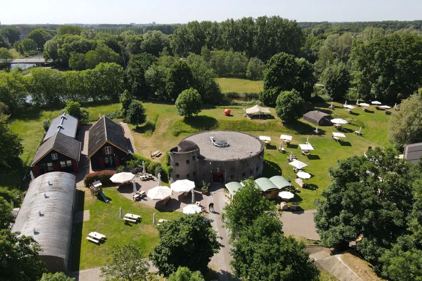 persfoto fort aan de klop